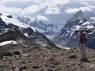 No alto da Loma del Pliegue Tumbado, maravilhado com a grandiosidade da paisagem do Parque Nacional Los Glaciares, em El Chaltén, na patagônia argentina